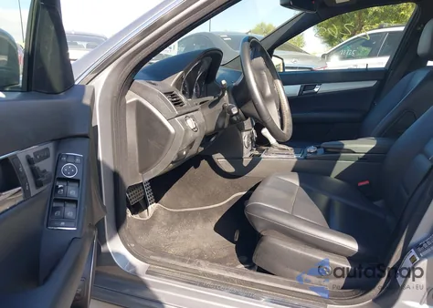 2010 Mercedes-Benz C 300 Sport z USA, uszkodzony, nr VIN WDDGF5EB6AF359474